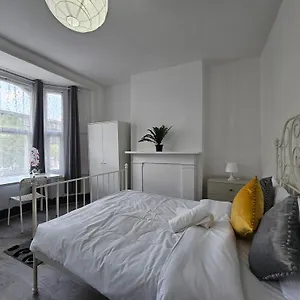 https://family-room-near-queen-mary-college.cambridgehotelsuk.com